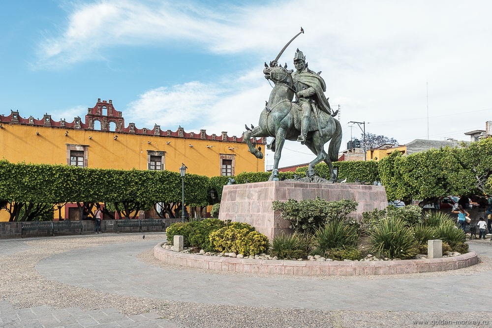 Сан-Мигель-де-Альенде, площадь Цивика, коллегия по продажам Сан-Мигель-де-Альенде, площадь Цивика, коллегия по продажам