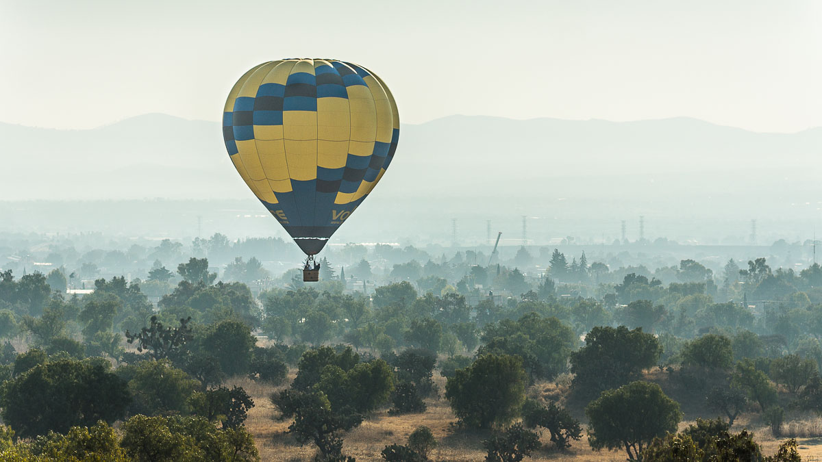 Судя по всему, желающие огут полетать над комплексом на воздушном шаре. Сдается мне, удовольствие не самое дешевое, но, наверняка, того стоит. Теотиуакан, воздушный шар