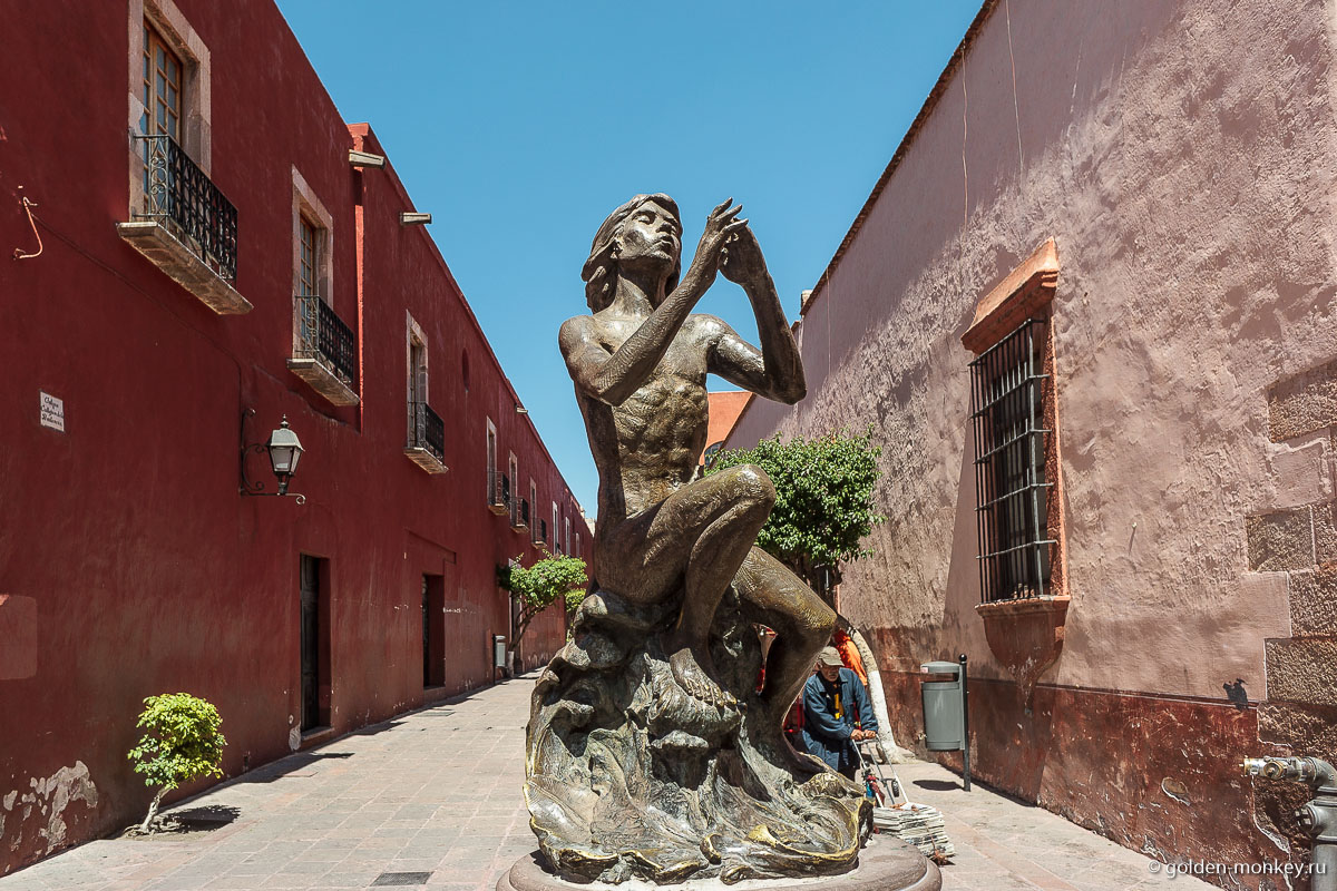 Керетаро, скульптура на улице Синко-де-Майо