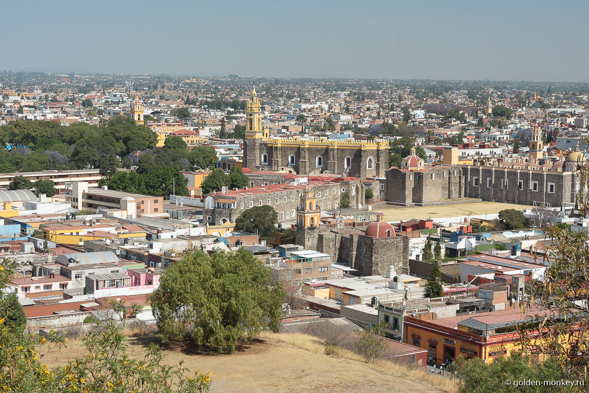 Чолула, панорамный вид на город с Большой пирамиды Чолула, панорамный вид на город с Большой пирамиды