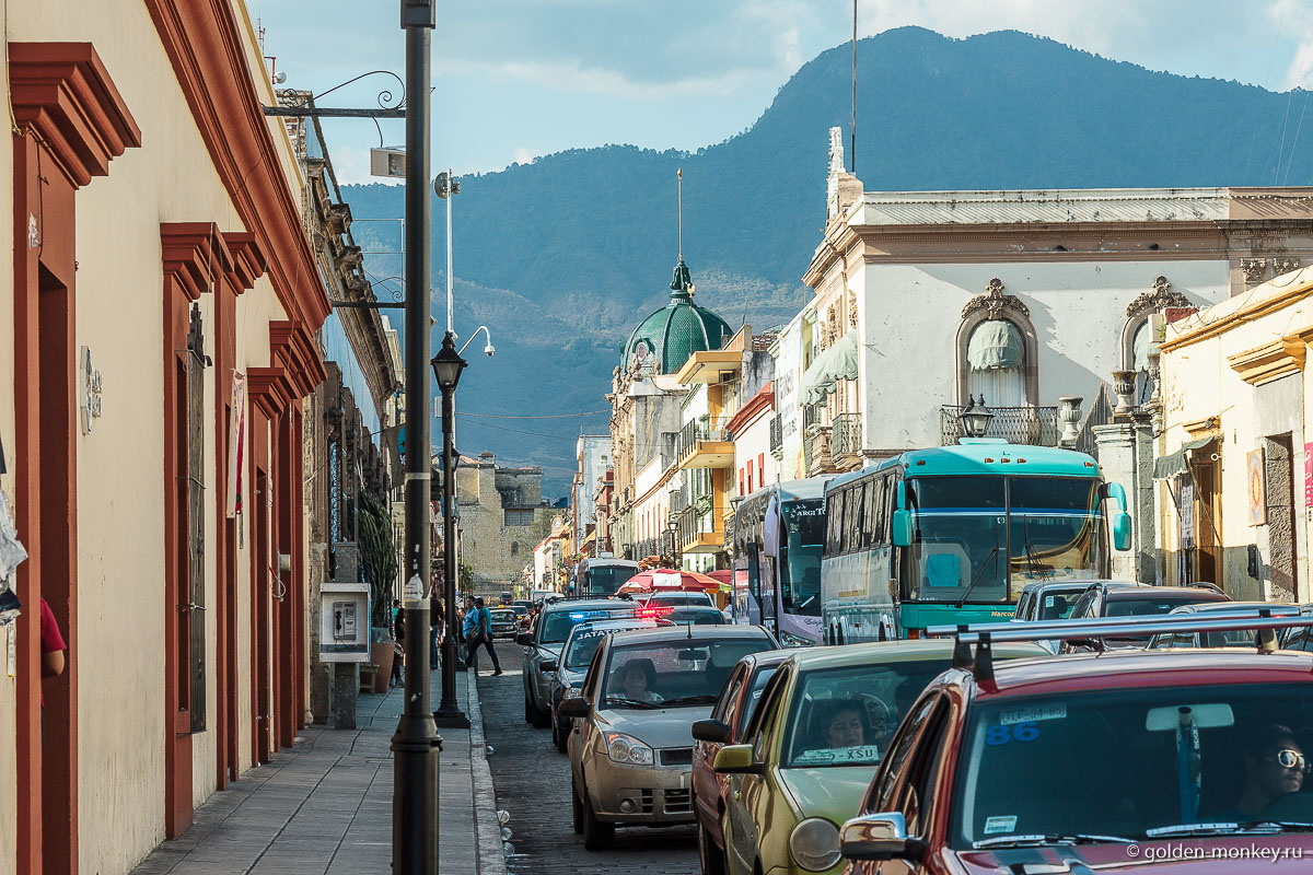 Оахака, одна из центральных улочек Оахака, одна из центральных улочек