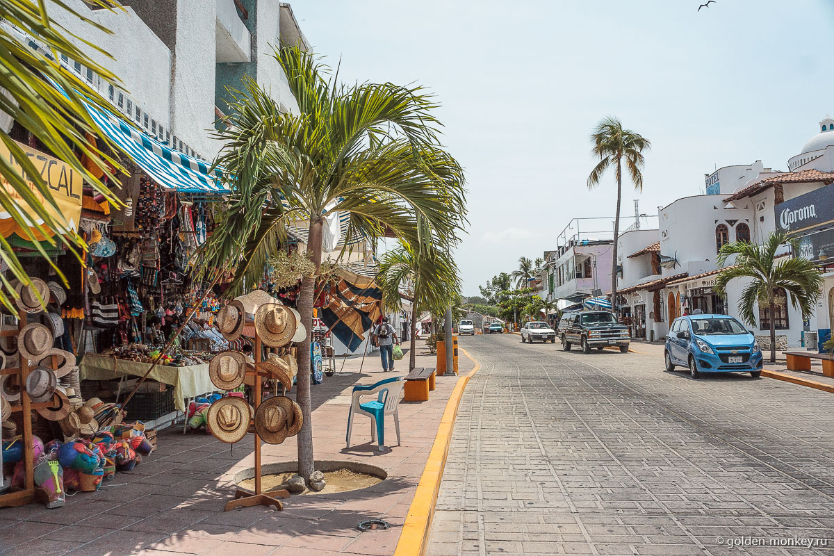Пуэрто-Эскондидо, сувениры на центральной улице Пуэрто-Эскондидо, сувениры на центральной улице