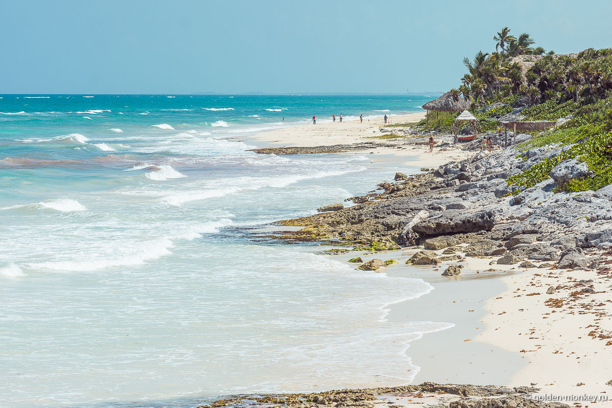 Тулум, начало песчаного берега после камней Тулум, начало песчаного берега после камней