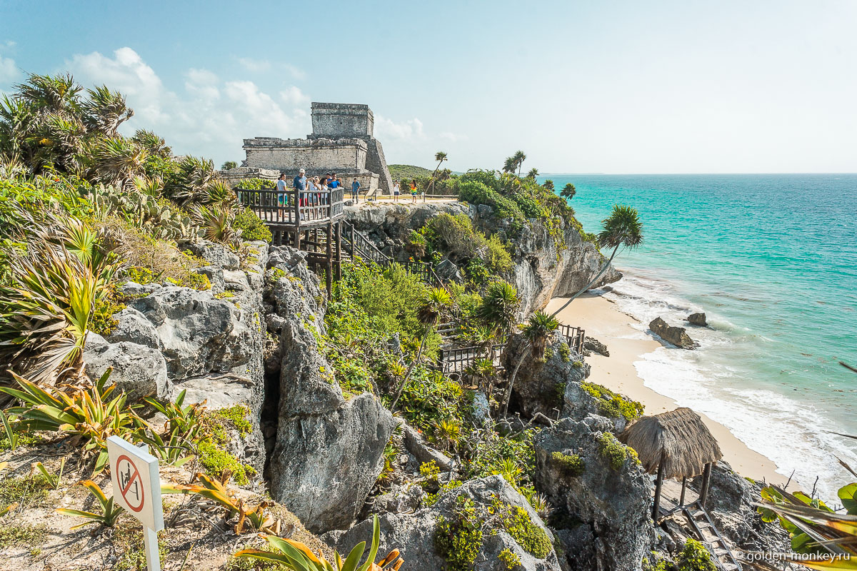 Тулум, пирамида на склоне скалистого берега Тулум, пирамида на склоне скалистого берега