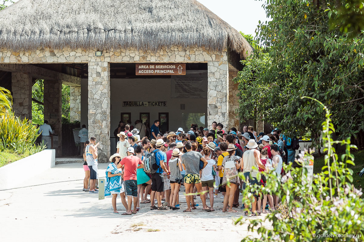 Тулум, толпа туристов возле кассы Тулум, толпа туристов возле кассы