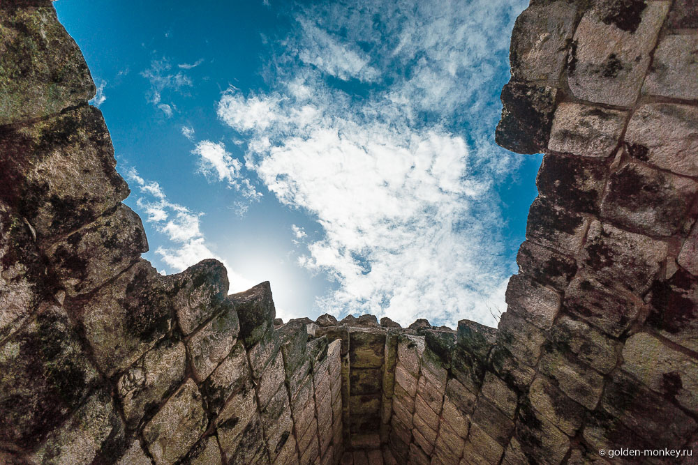 Ушмаль, небо сквозь дыру в крыше Ушмаль, небо сквозь дыру в крыше