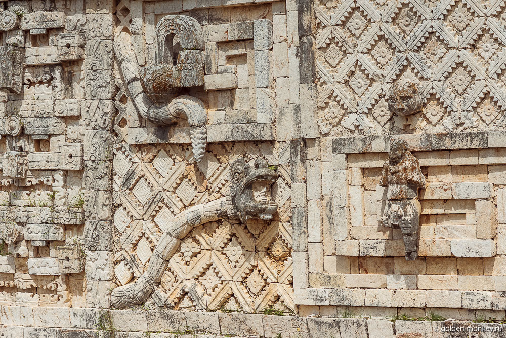 Ушмаль, орнаменты на стенах комплекса