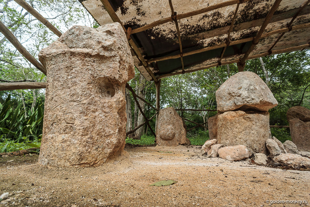 Ушмаль, каменные фаллосы Ушмаль, каменные фаллосы