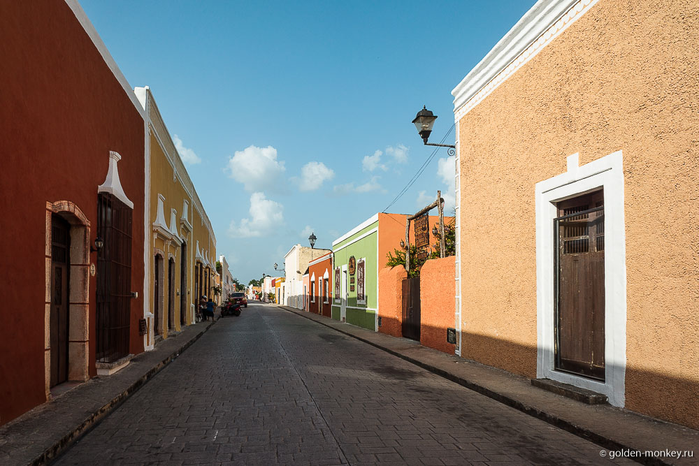 Красочная улица Calzada de Fraile. Здесь Вальядолид очень напомнил нам любимые Керетаро и Сан-Мигель-де-Альенде. Вальядолид, центральная улица