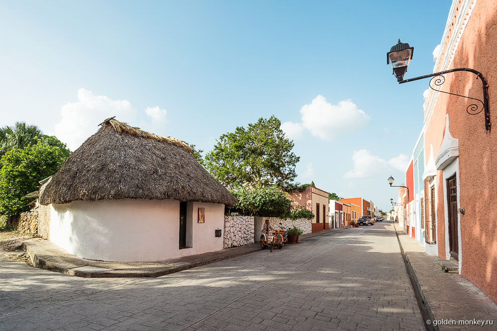 Модель майянского жилища посреди города. Вальядолид, центральная улица