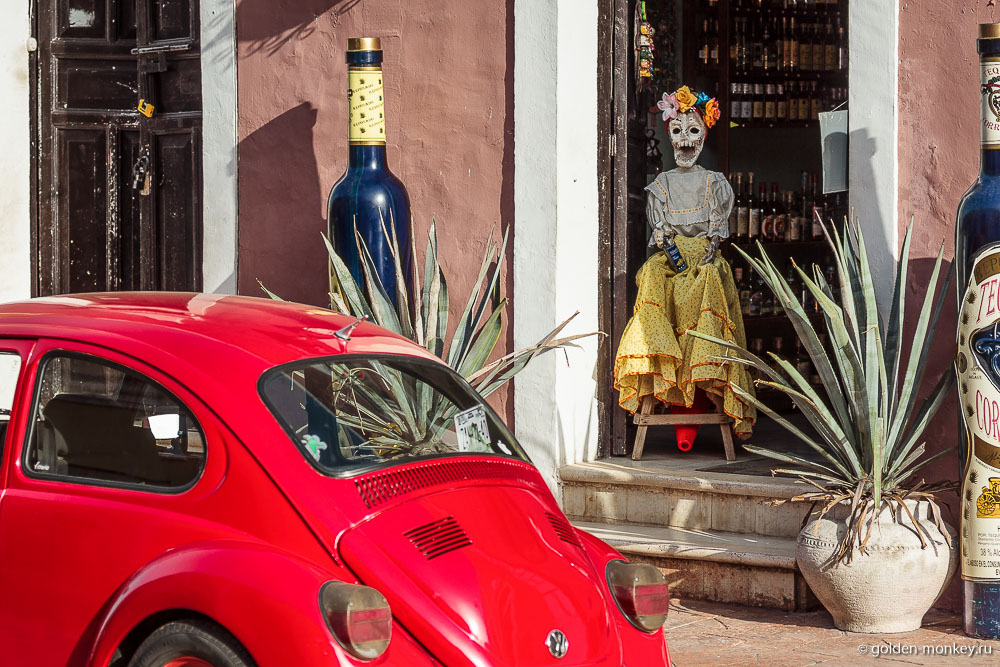 Один из многочисленных туристических магазинчиков. Оформление некоторых – целое произведение искусства, особенно в сочетании с окружающими мелочами. Вальядолид, магазин сувениров