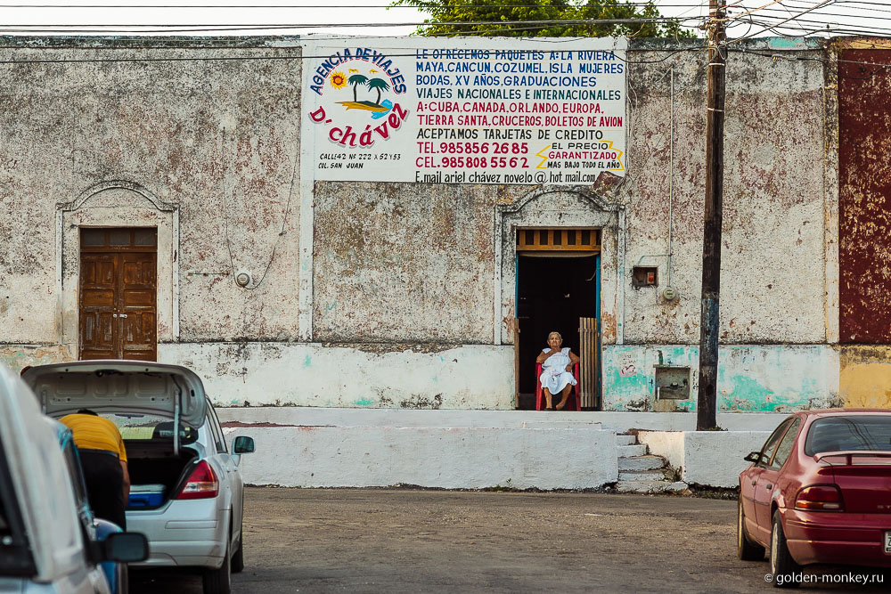 Чуть дальше от центра Вальядоид уже не такой чинный и опрятный, но от этого не менее интересный. Порой на окраинах скрывается куда больше жизни, чем на утопающих в людях центральных улицах. Надеюсь, вы понимаете, о чем я. Вальядолид, бабушка на стульчике