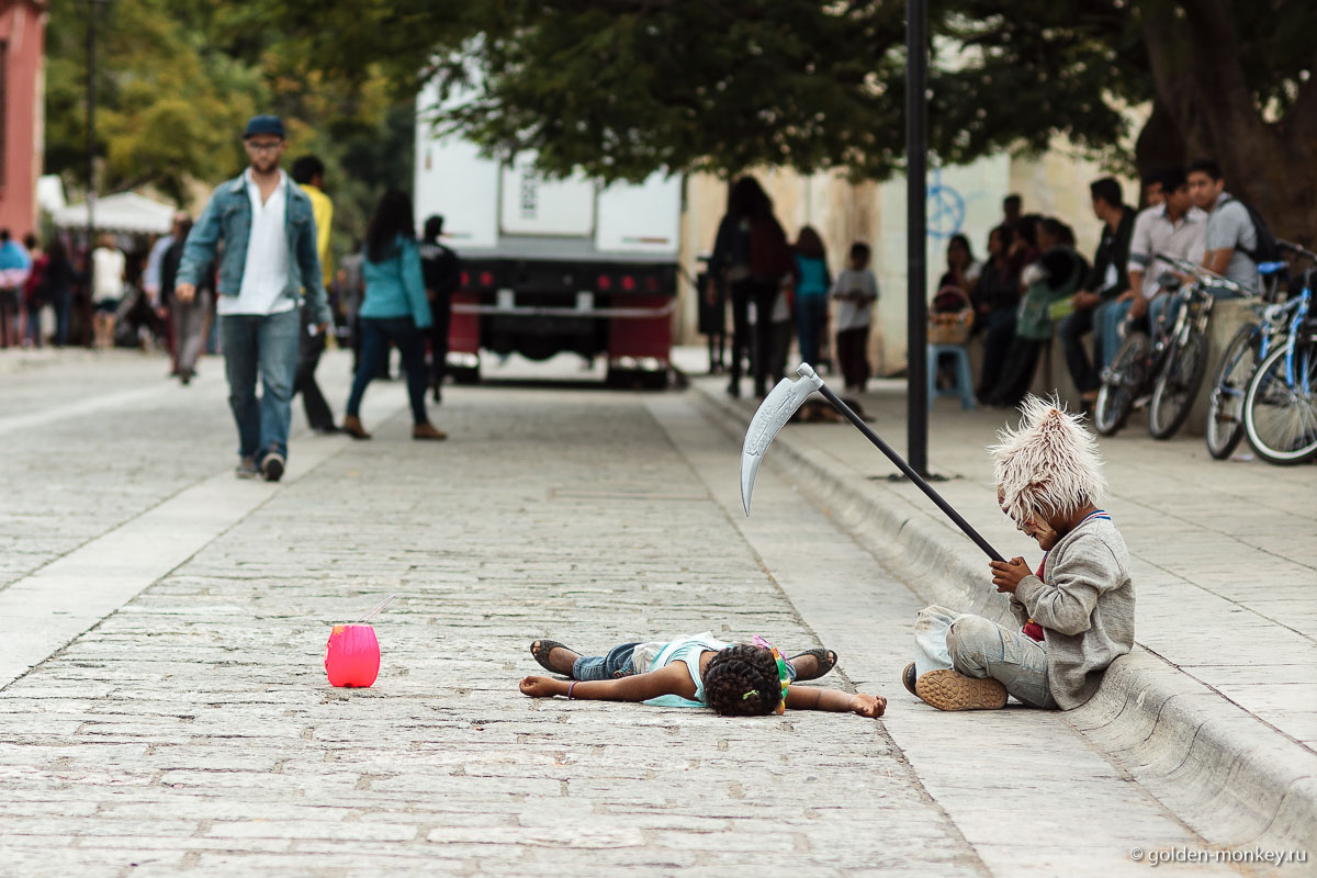 Ребятишки, выпрашивающие монетки Ребятишки, выпрашивающие монетки