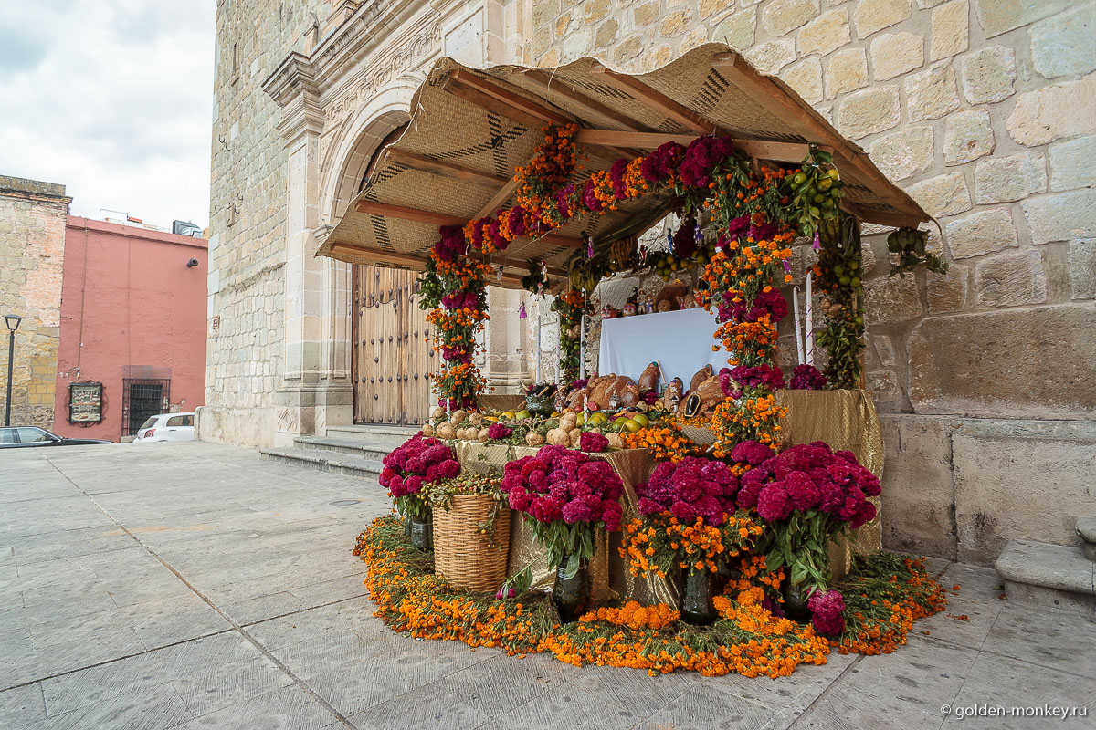 Алтарь на центральной улице Алтарь на центральной улице