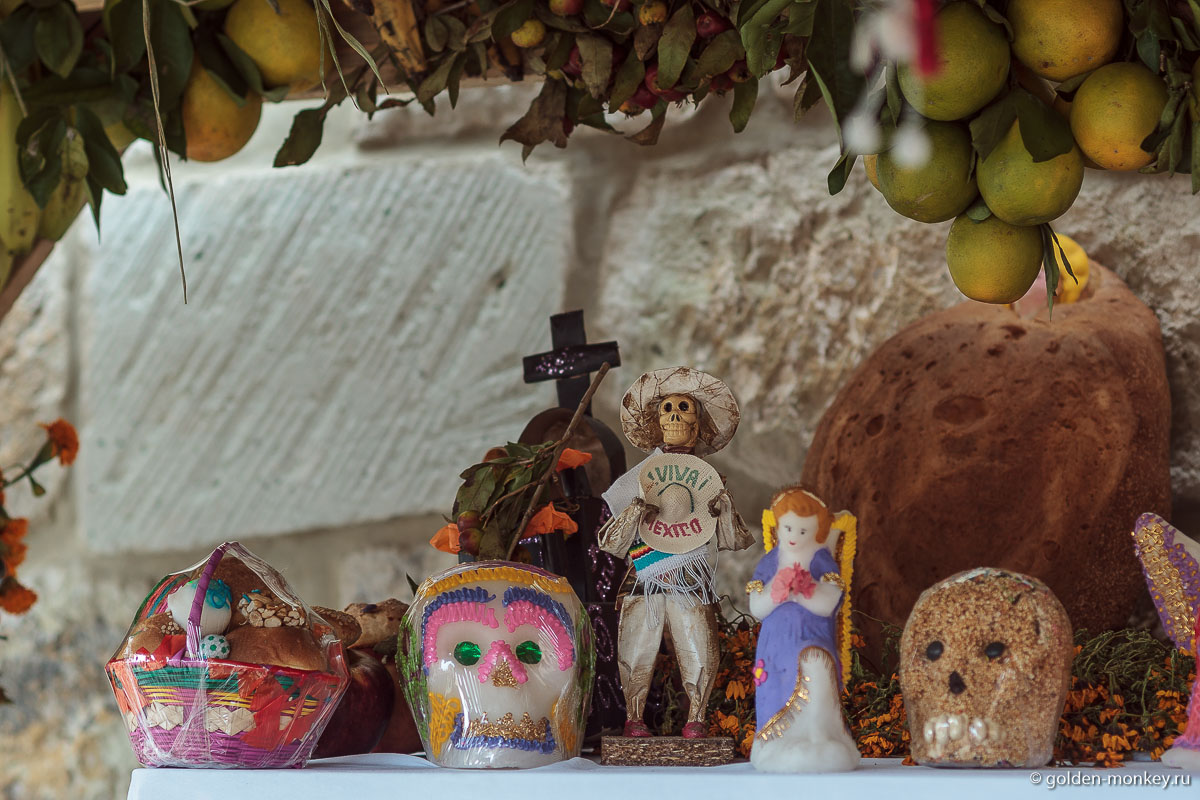 Часть алтарной композиции с сахарными черепами Часть алтарной композиции с сахарными черепами