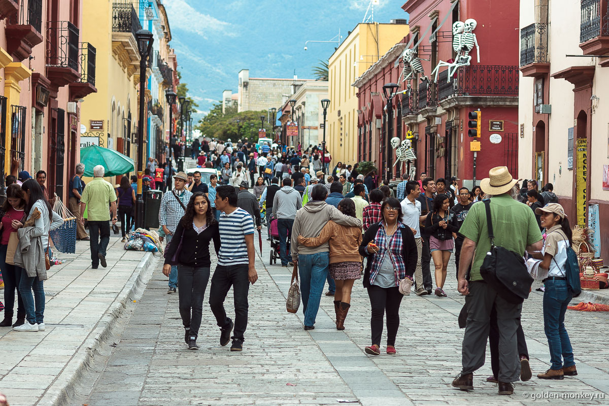 Центральная улица заполняется зеваками Центральная улица заполняется зеваками