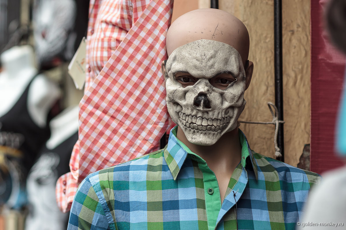 Манекен в одном из магазинчиков Манекен в одном из магазинчиков