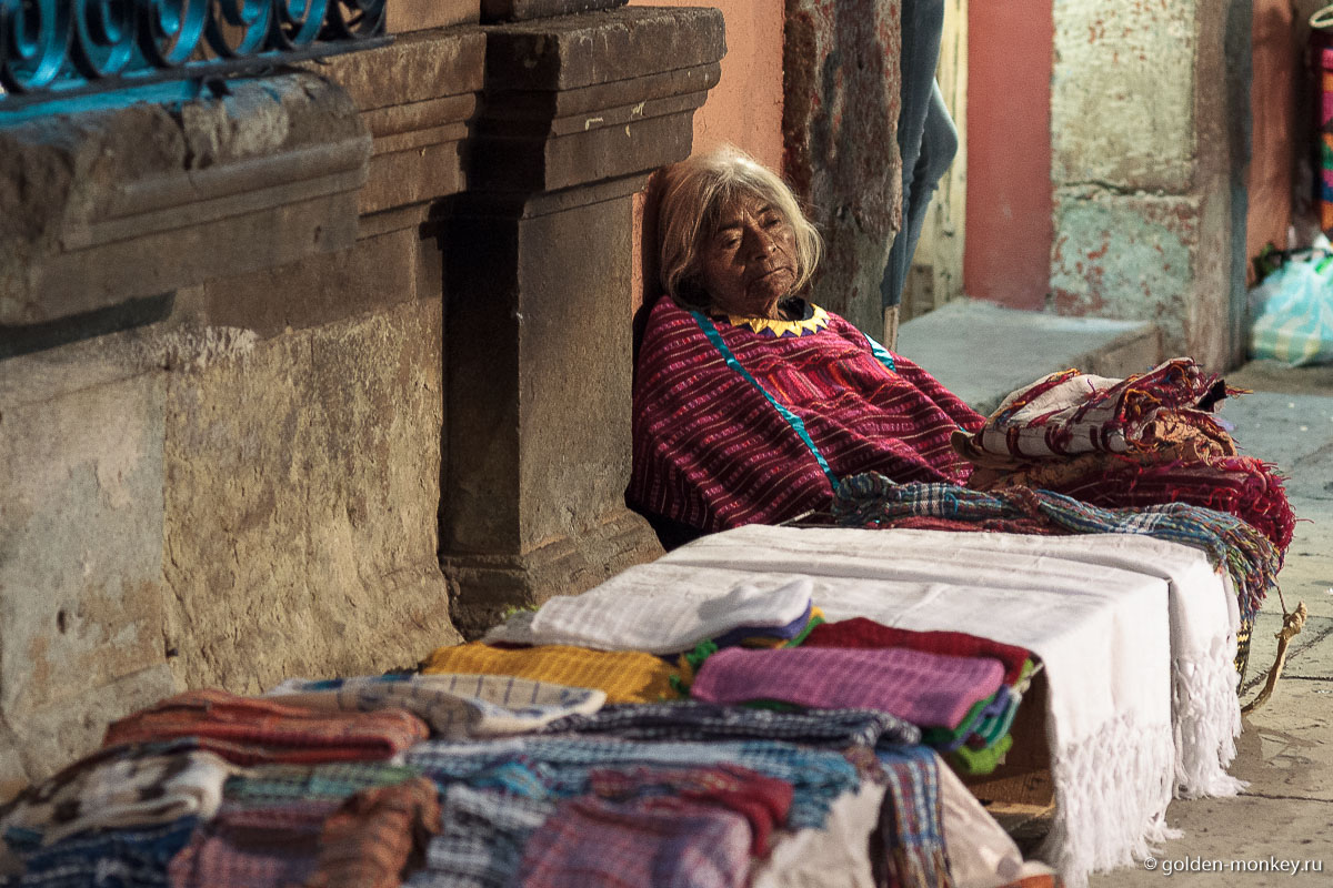 скучающая бабуля-продавщица уныло взирает на все происходящее скучающая бабуля-продавщица уныло взирает на все происходящее