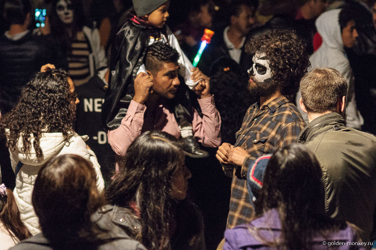 Бородатым туристам приходилось с макияжем сложнее Бородатым туристам приходилось с макияжем сложнее