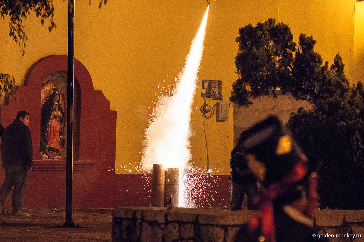 Любители устроить шум взрывают связки петард Любители устроить шум взрывают связки петард