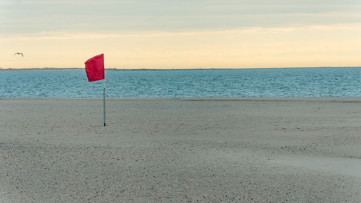 Пляж на Брайтон-Бич в январе