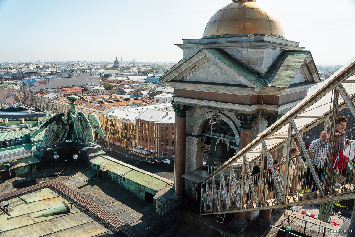 Вид на Санкт-Петербург и Исаакиевский собор с Колоннады.