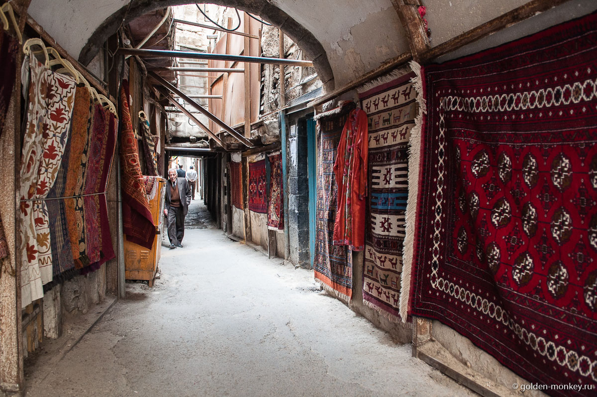 Торговая улочка с коврами Торговая улочка с коврами