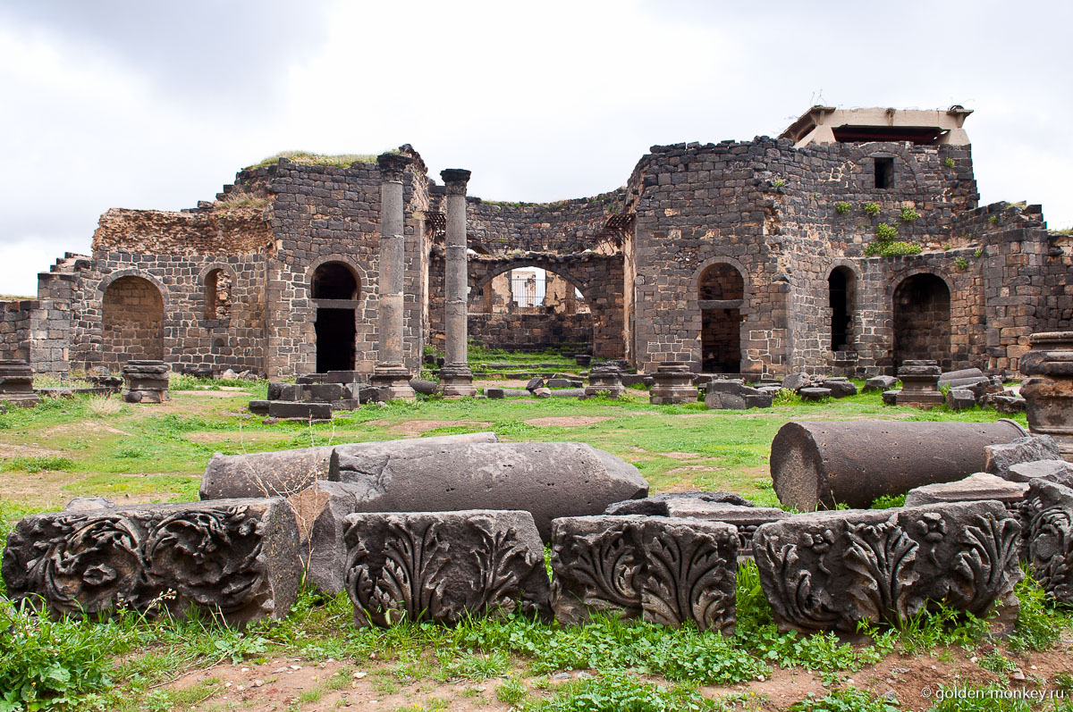 Постройка из черного базальта Постройка из черного базальта
