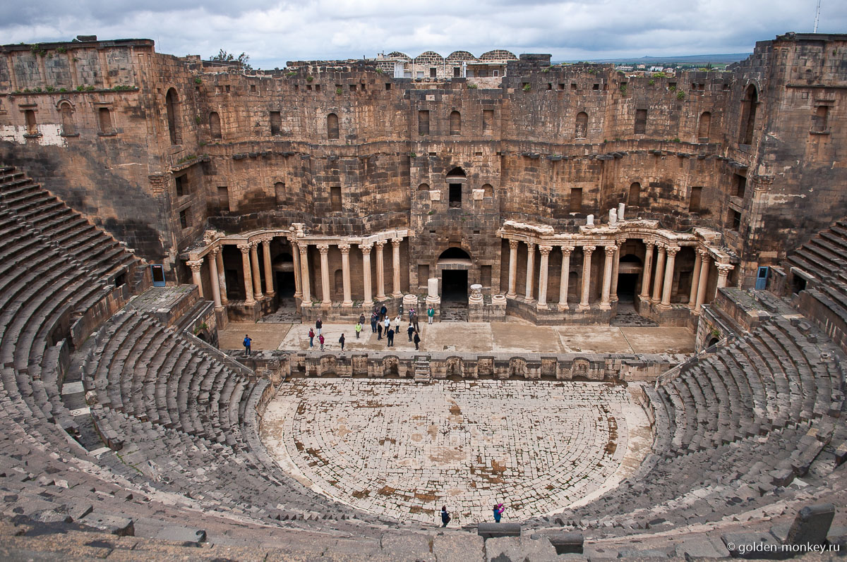 Огромный амфитеатр в Босре Огромный амфитеатр в Босре