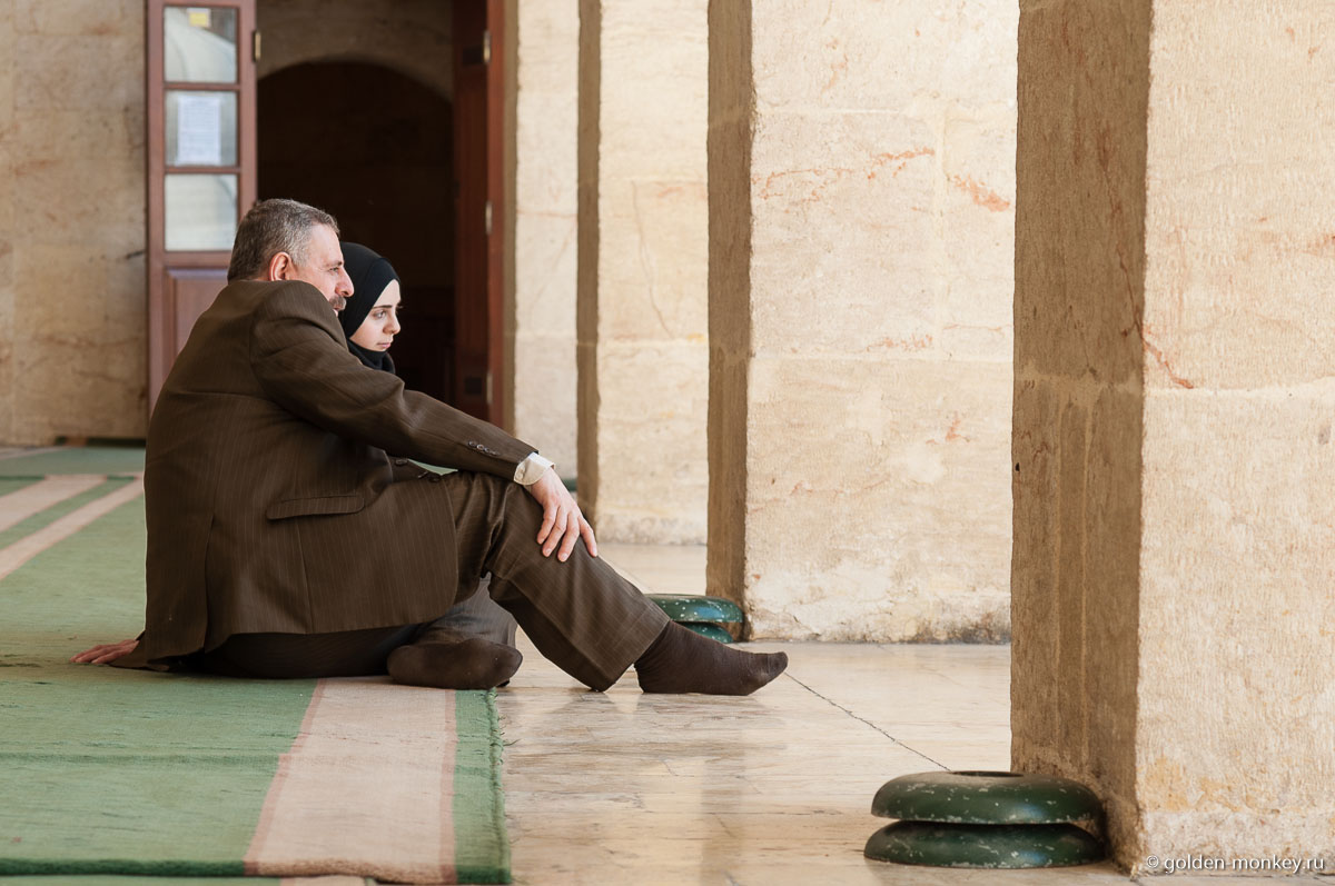 Сирийцы в мечети Сирийцы в мечети