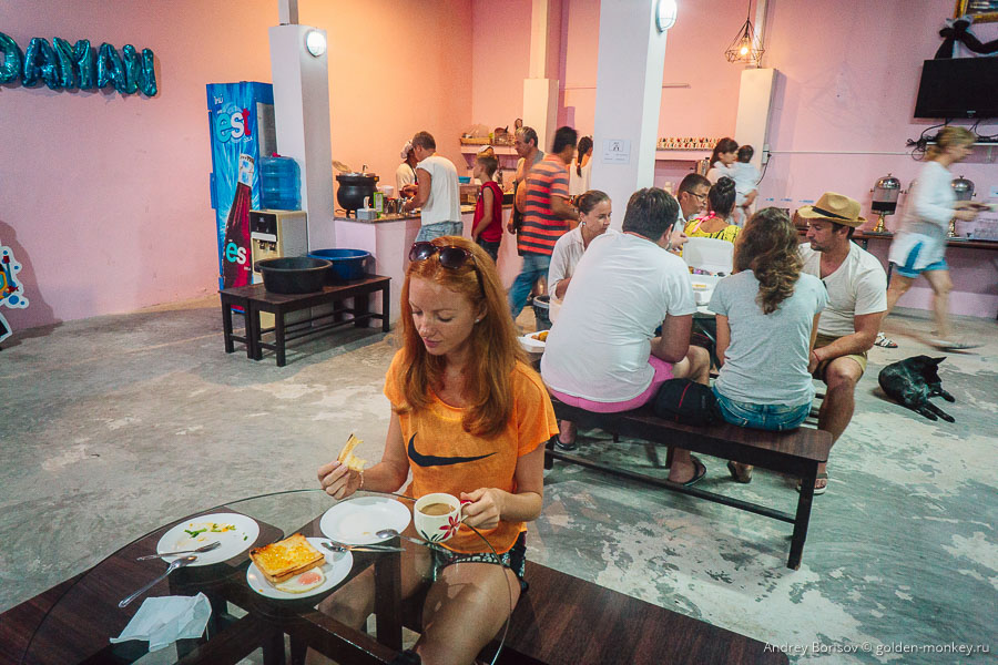 Шеболдасик пытается не заснуть, ибо носом в кофе — неудобно. Шеболдасик пытается не заснуть, ибо носом в кофе — неудобно.