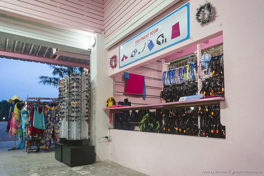 Внимательно проверяйте то, что вам выдали — нам попалась трубка, у которой была оторвана резинка для крепления к маске. Не поленитесь, приложите маску к лицу – она должна плотно прилегать и без затягивания резинки. Если что-то не подходит, поменяйте. Внимательно проверяйте то, что вам выдали — нам попалась трубка, у которой была оторвана резинка для крепления к маске. Не поленитесь, приложите маску к лицу – она должна плотно прилегать и без затягивания резинки. Если что-то не подходит, поменяйте.