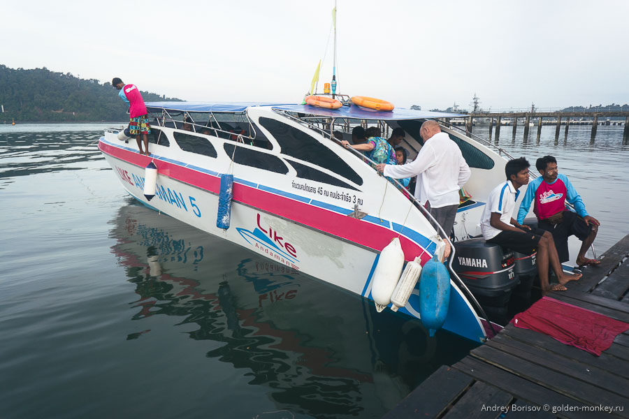 Погрузка десанта на скоростную лодку. Тишина, полный штиль пока. Погрузка десанта на скоростную лодку. Тишина, полный штиль пока.