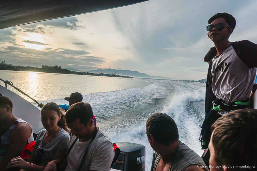 Солнце только-только встает за кормой, а погода обещает быть отличной. Солнце только-только встает за кормой, а погода обещает быть отличной.