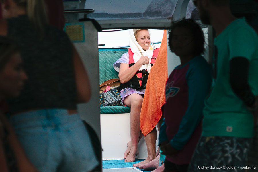 Самые смелые заняли места на носу, где больше всего мотыляет во все стороны. Мы что-то побоялись и пристроились поближе к корме. Самые смелые заняли места на носу, где больше всего мотыляет во все стороны. Мы что-то побоялись и пристроились поближе к корме.