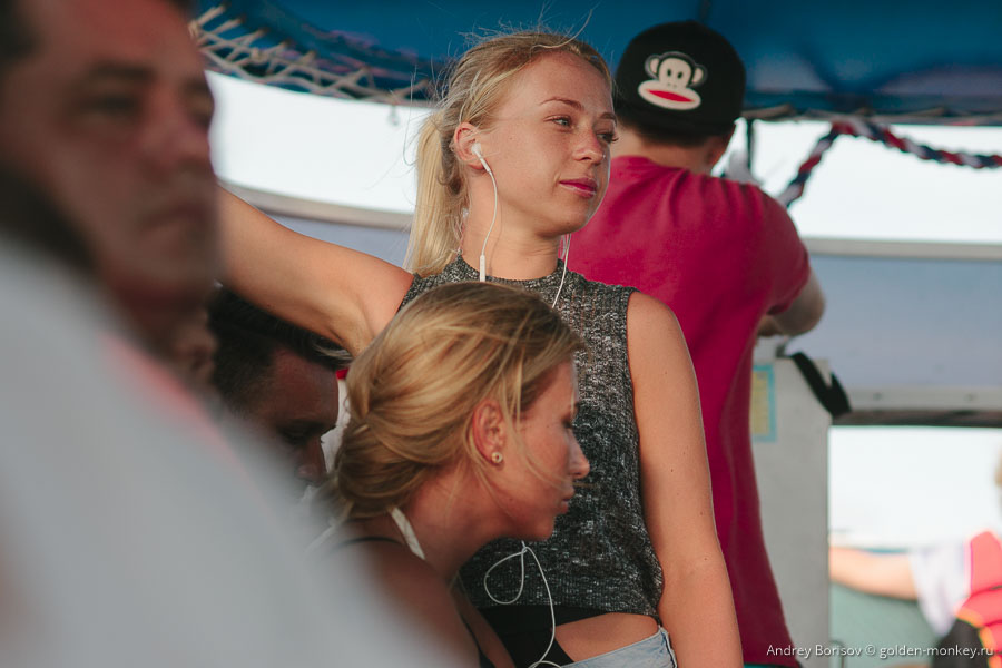 Ехать далеко, сидеть надоедает. Вообще, стоя проблематично по волнам прыгать — можно и упасть. Ехать далеко, сидеть надоедает. Вообще, стоя проблематично по волнам прыгать — можно и упасть.