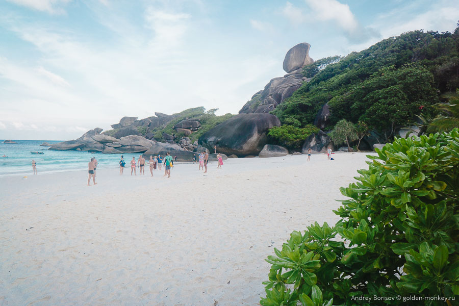 Ура, мы тут первые! Несколько лодок дрейфует поблизости, но они без туристов. Ура, мы тут первые! Несколько лодок дрейфует поблизости, но они без туристов.