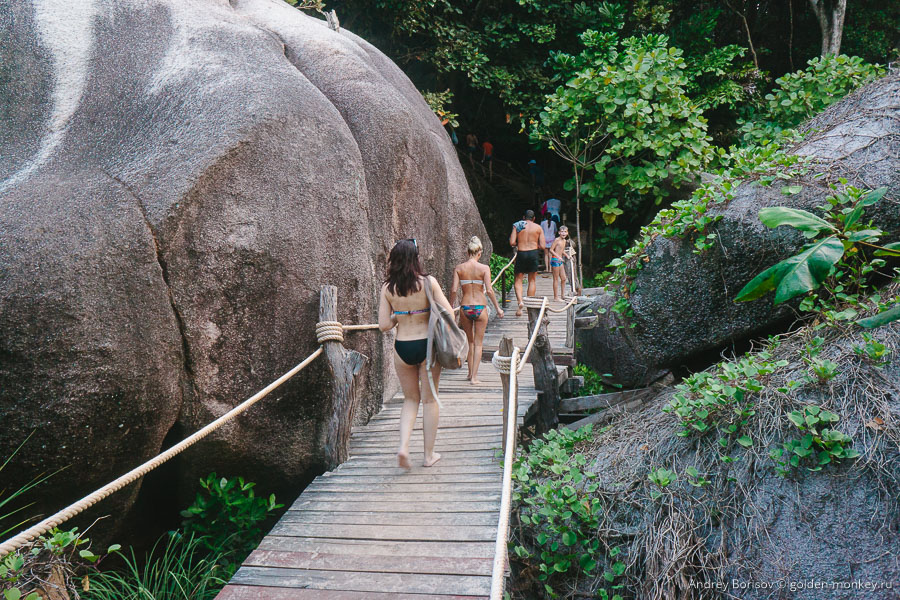— Здесь недалеко! – сказал Константин и часть группы потрусила за ним. Остальные остались в бухте наслаждаться одиночеством на практически идеальном пляже. — Здесь недалеко! – сказал Константин и часть группы потрусила за ним. Остальные остались в бухте наслаждаться одиночеством на практически идеальном пляже.