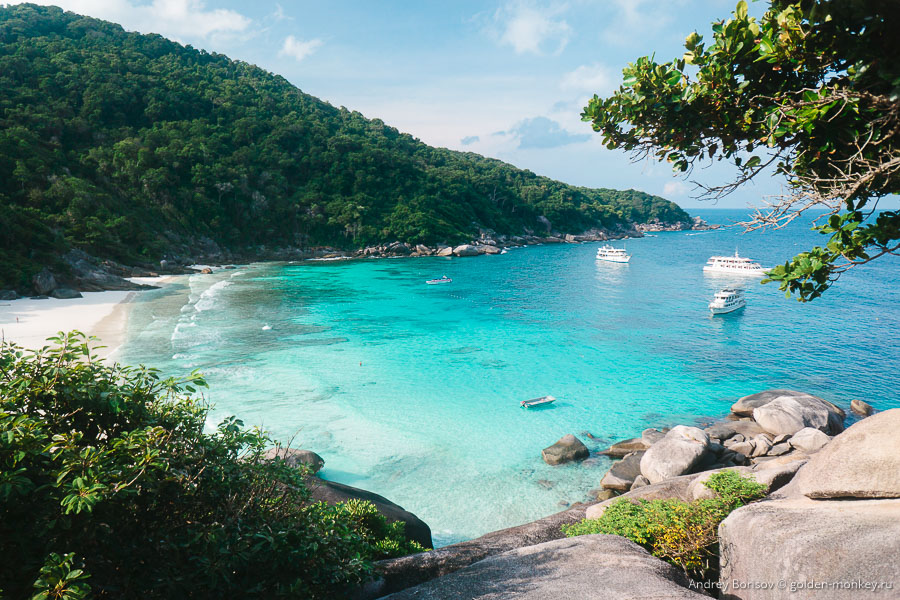 Бухта, в которой мы десантировались, уже на свету — солнце только-только показалось. Вода просто нереального цвета, как в Карибском море. Бухта, в которой мы десантировались, уже на свету — солнце только-только показалось. Вода просто нереального цвета, как в Карибском море.