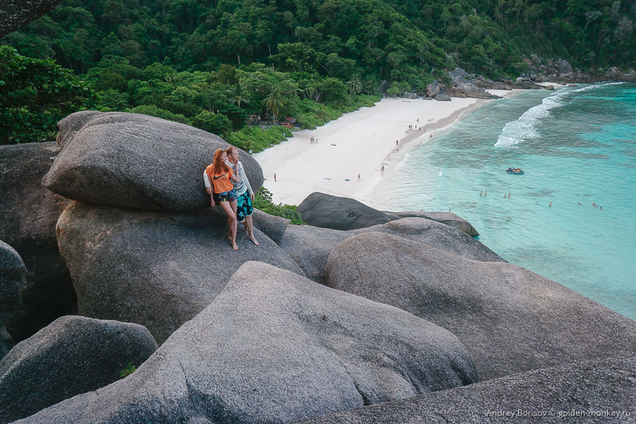 Меж тем, внизу уже появились какие-то другие туристы и потихоньку оккупируют пляж. Пора обратно, надо же показать вам скалу «Парус»! Меж тем, внизу уже появились какие-то другие туристы и потихоньку оккупируют пляж. Пора обратно, надо же показать вам скалу «Парус»!