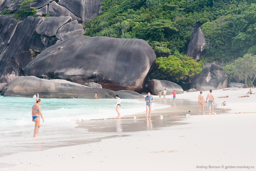 Меж тем, туристы прибывают. Лодок на горизонте все больше и больше. Меж тем, туристы прибывают. Лодок на горизонте все больше и больше.