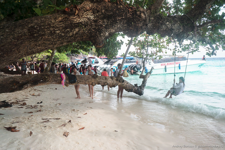 Береговая линия очень узкая, что делает пляж весьма уютным. Это если еще и людей убрать ;) Береговая линия очень узкая, что делает пляж весьма уютным. Это если еще и людей убрать ;)