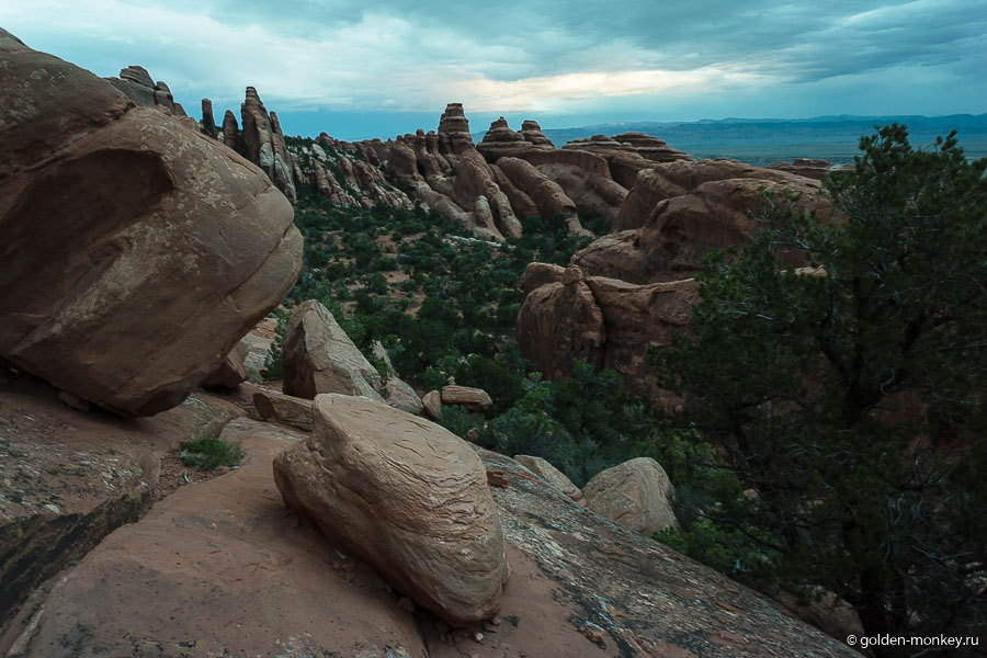 Дьявольский сад на рассвете. В трейл мы вышли еще до восхода солнца, поэтому успели стать свидетелями световых эффектов, пока не рассвело и не стало понятно, что небо затянуто серой пеленой (( Дьявольский сад на рассвете. В трейл мы вышли еще до восхода солнца, поэтому успели стать свидетелями световых эффектов, пока не рассвело и не стало понятно, что небо затянуто серой пеленой ((