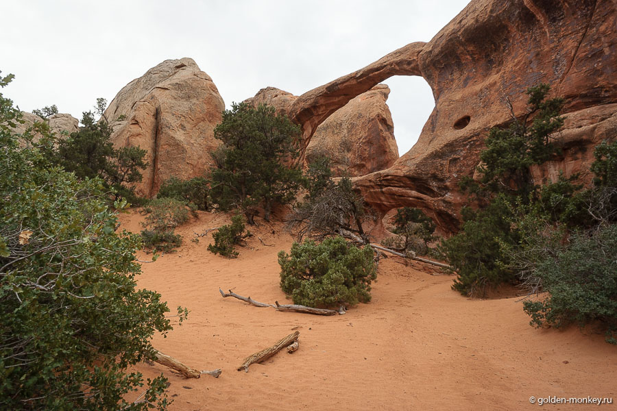 Отсюда видно обе арки, хотя, чтобы рассмотреть нижнюю, надо хорошенько присмотреться. Отсюда видно обе арки, хотя, чтобы рассмотреть нижнюю, надо хорошенько присмотреться.