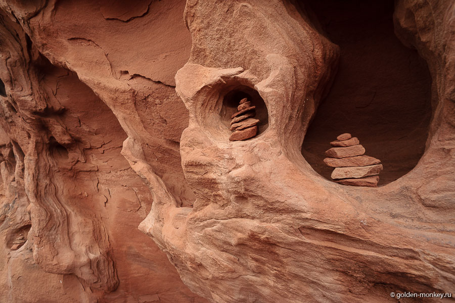 Кое-где песчаные склоны изъедены водой и ветром и напоминают продырявленный сыр. Эту красоту мы нашли по пути к аркам Navajo и Partition. Вся стена была усеяна пирамидками, сложенными туристами. Мы свою тоже оставили, вон она слева. Может, найдете, когда будете в парке )) Кое-где песчаные склоны изъедены водой и ветром и напоминают продырявленный сыр. Эту красоту мы нашли по пути к аркам Navajo и Partition. Вся стена была усеяна пирамидками, сложенными туристами. Мы свою тоже оставили, вон она слева. Может, найдете, когда будете в парке ))