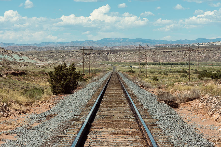 Дорога действующая, так что стоя на ней с фотоаппаратом хотя бы прислушивайтесь, что происходит сзади )) Дорога действующая, так что стоя на ней с фотоаппаратом хотя бы прислушивайтесь, что происходит сзади ))