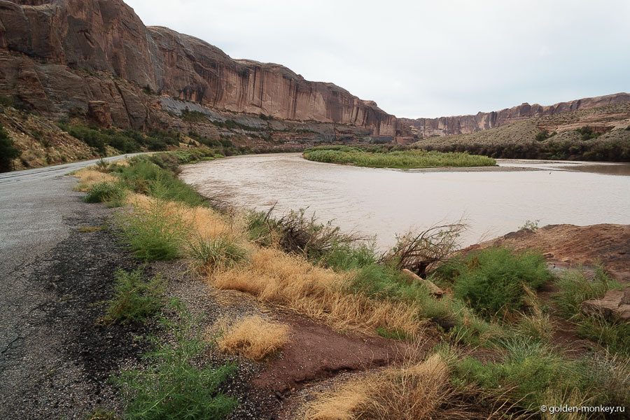 Вид на реку Колорадо. В пасмурную погоду выглядит несколько хмуро, а вот в солнечную вода практически красного цвета. Вид на реку Колорадо. В пасмурную погоду выглядит несколько хмуро, а вот в солнечную вода практически красного цвета.