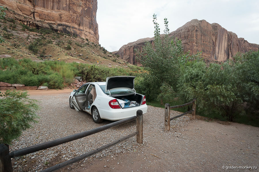 Парковочное место. Поместится как легковой автомобиль, так и RV. Парковочное место. Поместится как легковой автомобиль, так и RV.