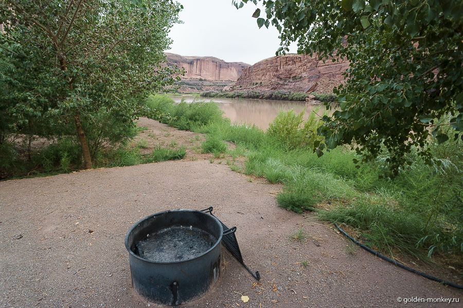 Место под костер с решеткой. Место под костер с решеткой.