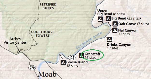 Кемпинги вдоль реки Колорадо рядом с национальным парком Арки Кемпинги вдоль реки Колорадо рядом с национальным парком Арки